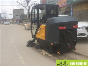 達沃C190駕駛式掃地機服務于馬路 